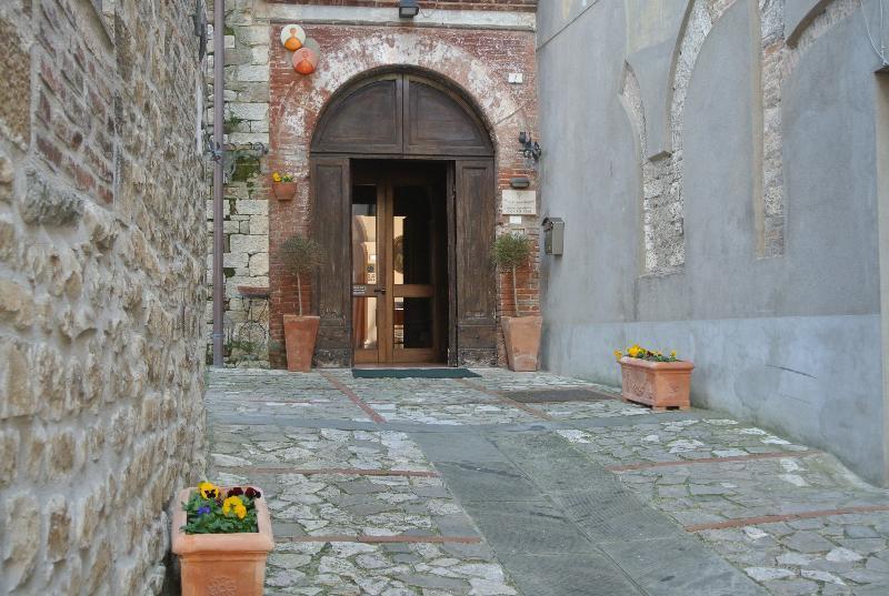 Monastero Ss. Annunziata Hotel Todi Exterior photo The entrance of the church of San Pietro