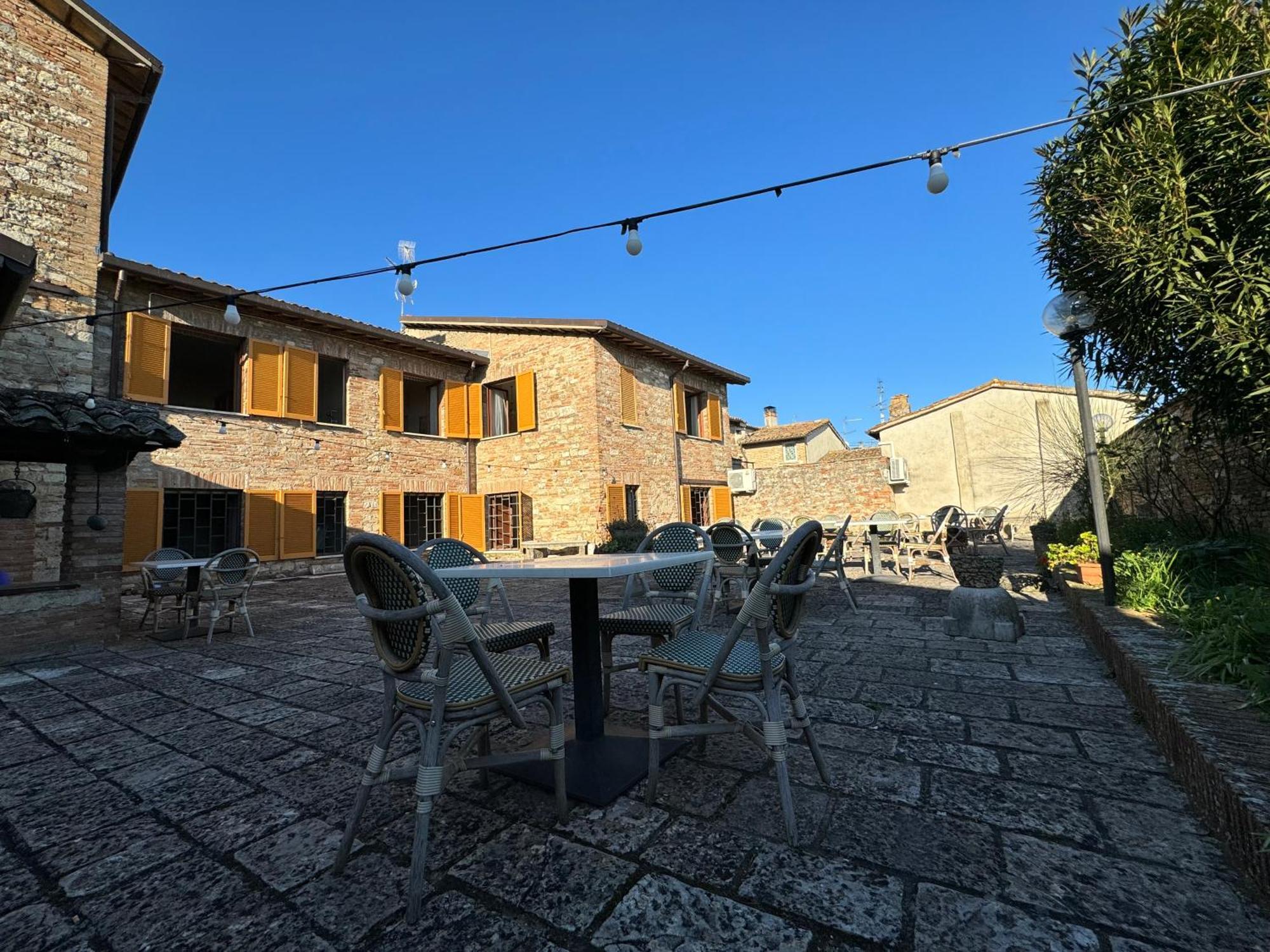 Monastero Ss. Annunziata Hotel Todi Exterior photo The square in the village of Saint-André-de-Lidon