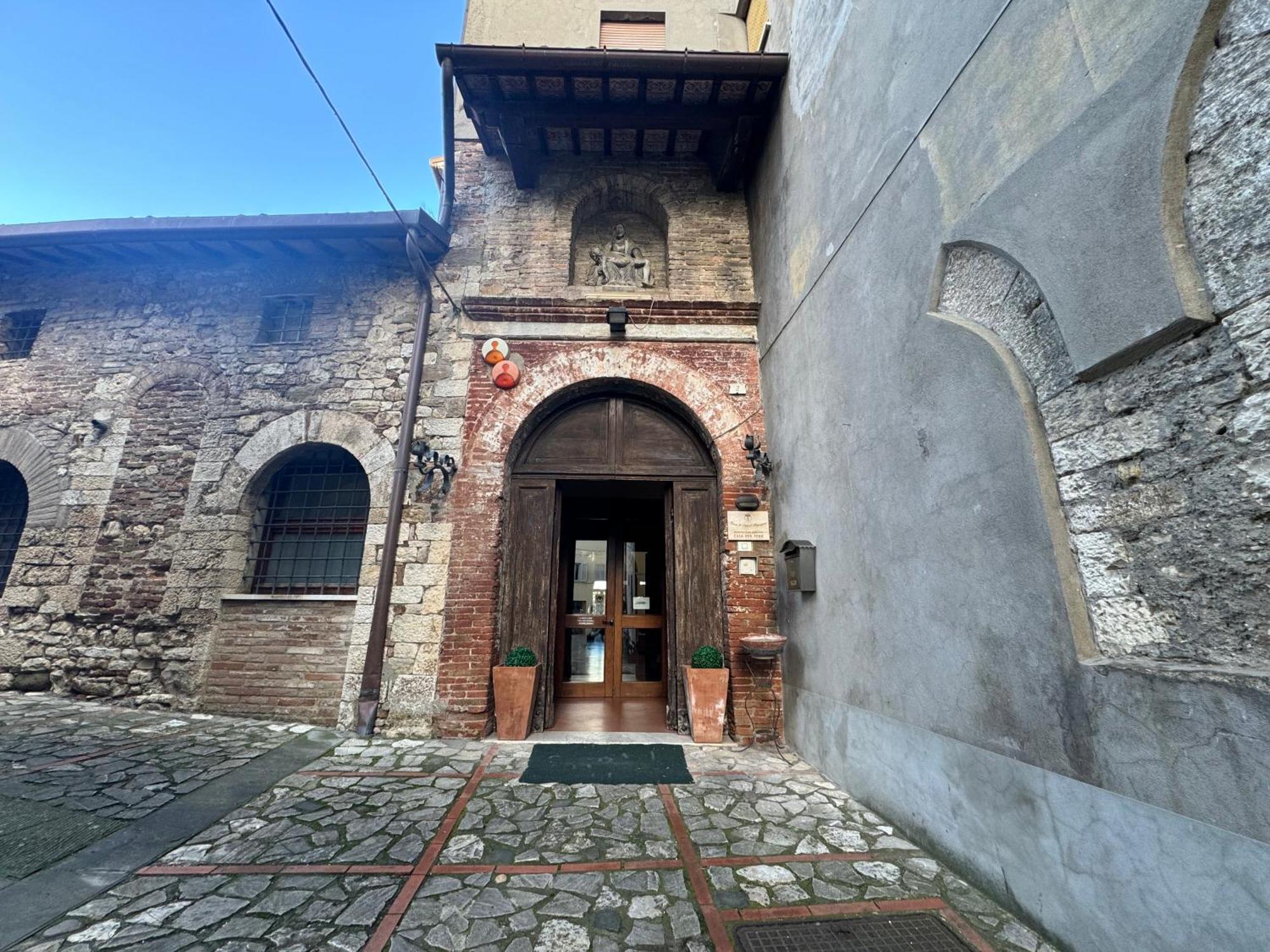 Monastero Ss. Annunziata Hotel Todi Exterior photo Entrance of the museum