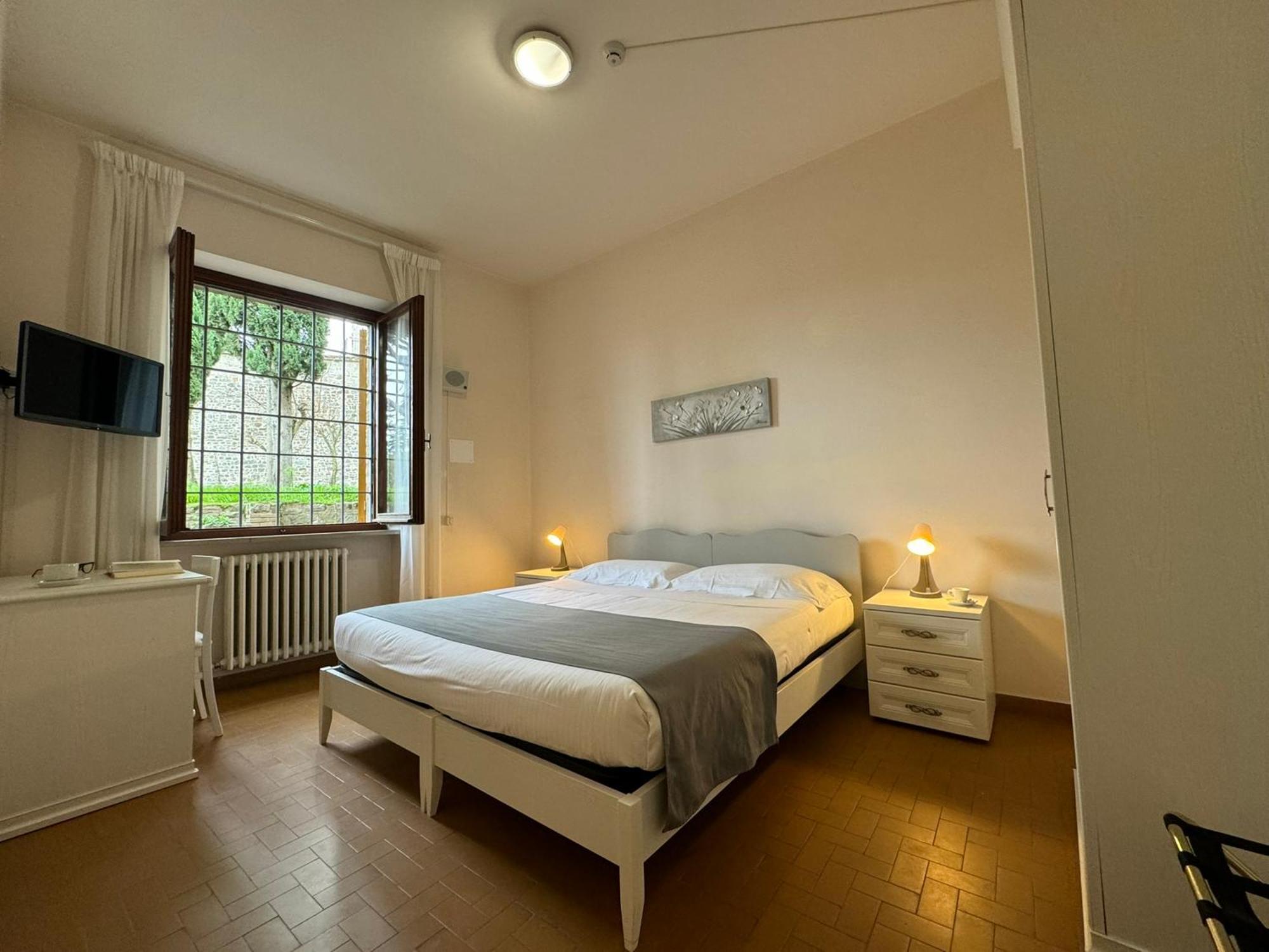 Monastero Ss. Annunziata Hotel Todi Exterior photo A room at the hotel