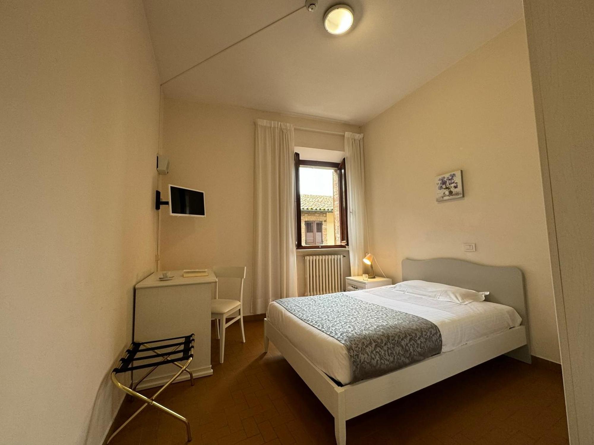 Monastero Ss. Annunziata Hotel Todi Exterior photo A room at the hostel