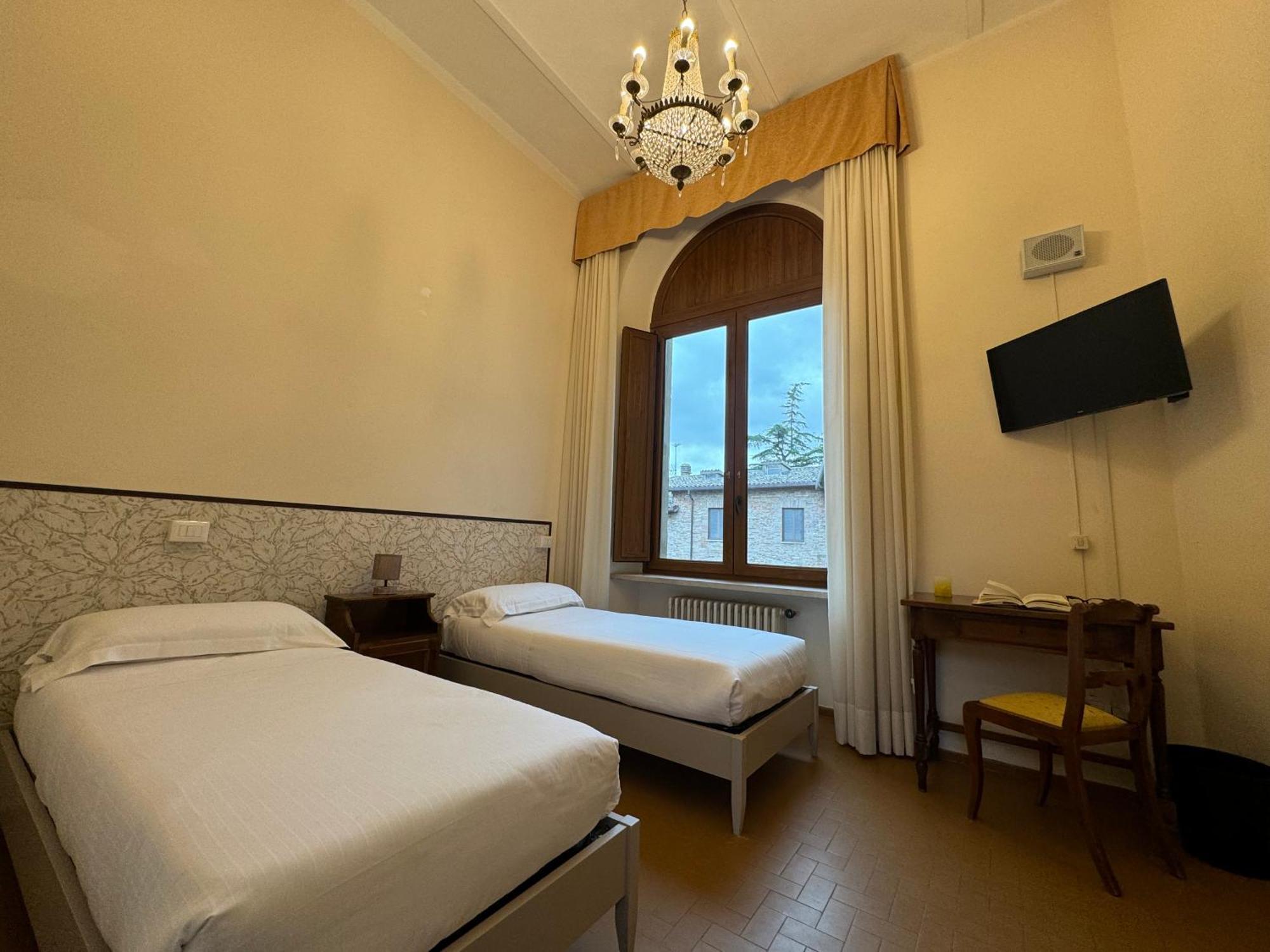 Monastero Ss. Annunziata Hotel Todi Exterior photo A room at the hotel