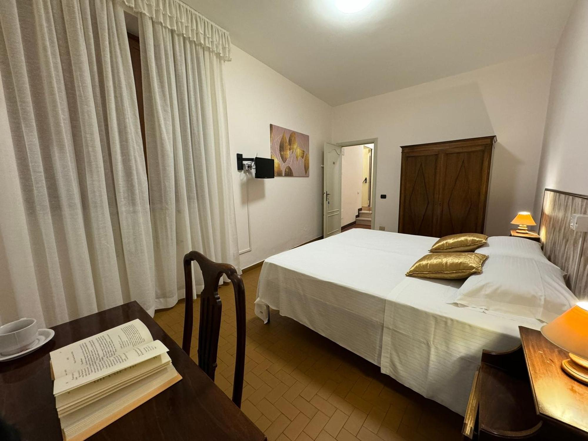 Monastero Ss. Annunziata Hotel Todi Room photo A bedroom in Italy