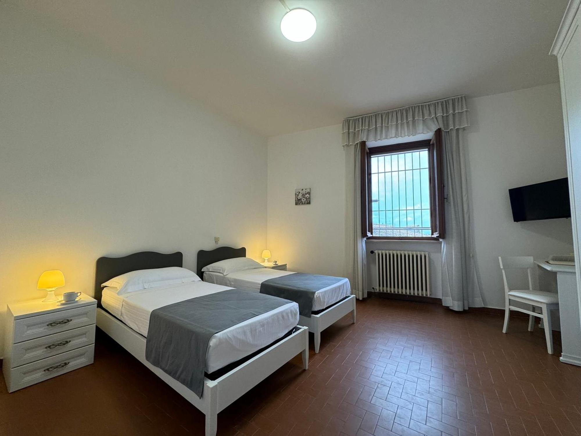 Monastero Ss. Annunziata Hotel Todi Exterior photo A room at the residence