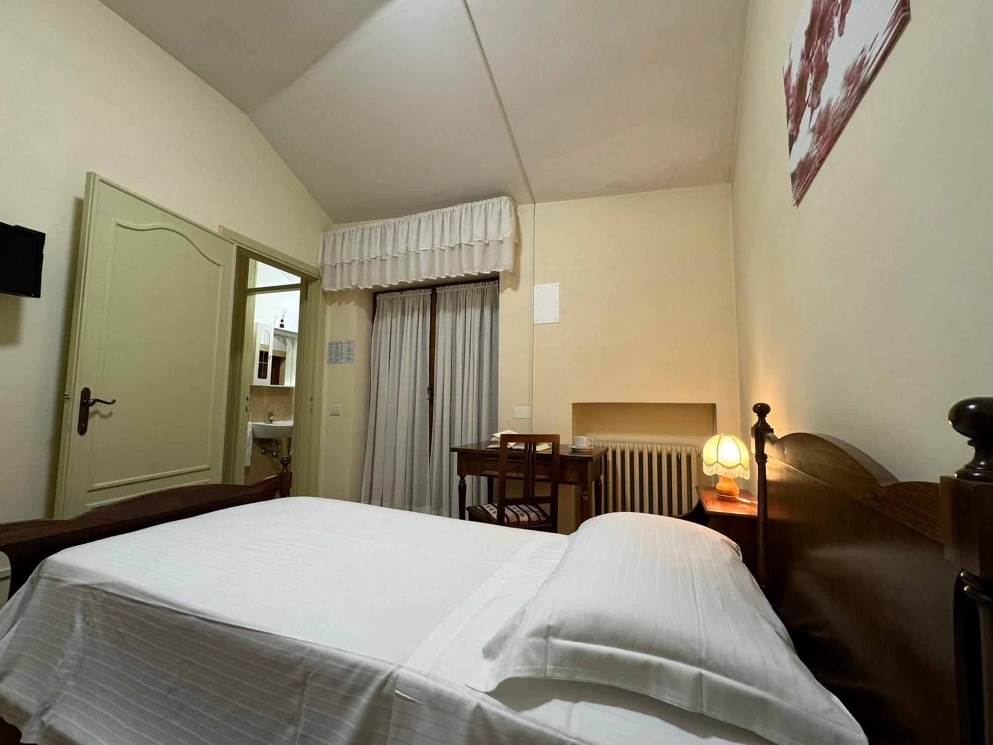 Monastero Ss. Annunziata Hotel Todi Exterior photo A room at the hotel