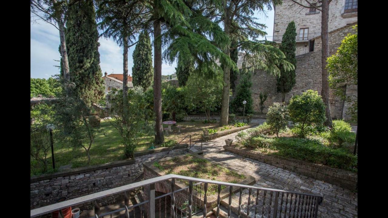 Monastero Ss. Annunziata Hotel Todi Exterior photo The garden of the museum
