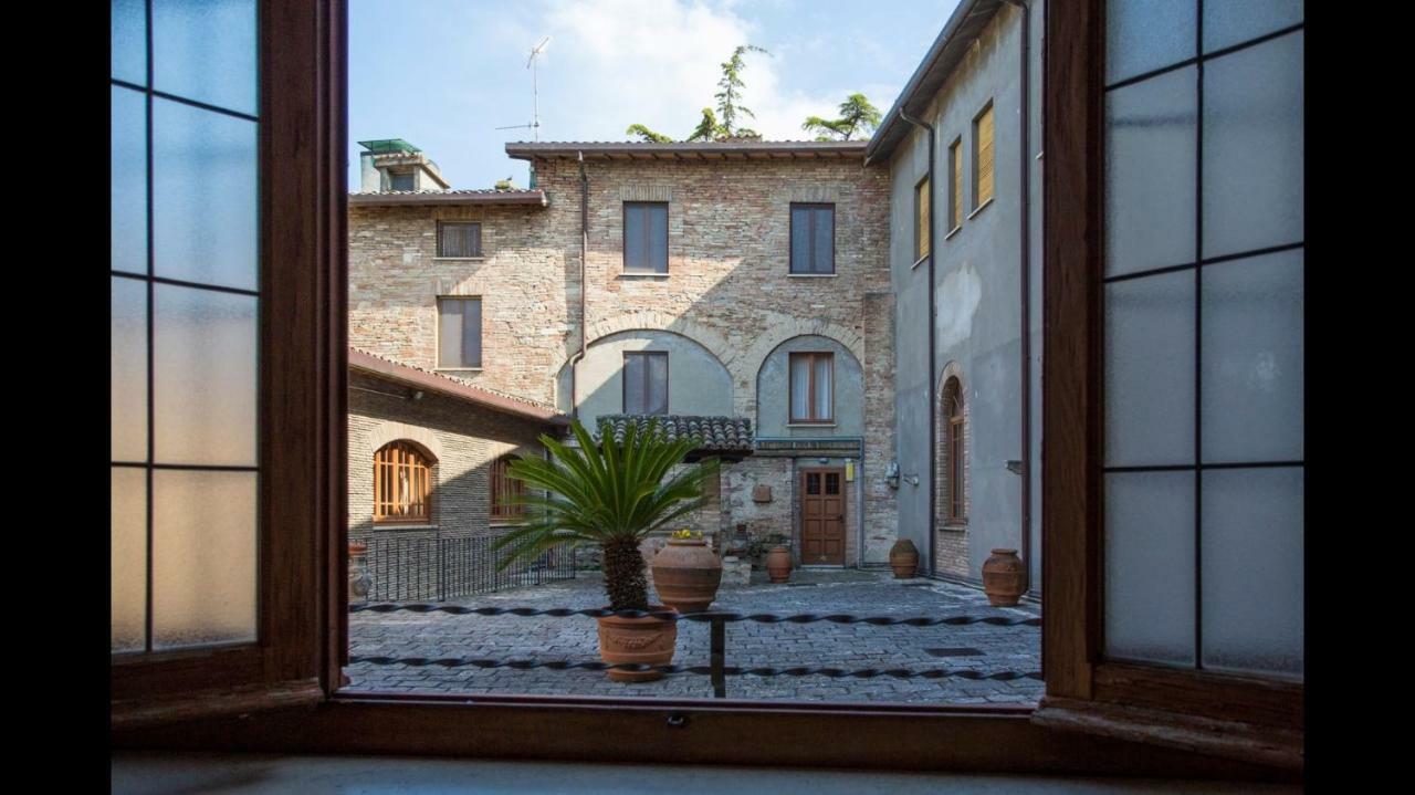 Monastero Ss. Annunziata Hotel Todi Exterior photo The courtyard of the museum